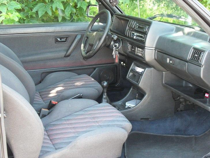 VW Golf 2 GTI - Ser ikke så mørk ud i lyset , men kabinen er helt sort :)  billede 17