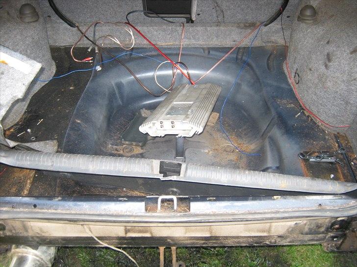 Opel Vectra - Bagagerummet er ryddet og klar til opbygning af anlæg.. billede 20