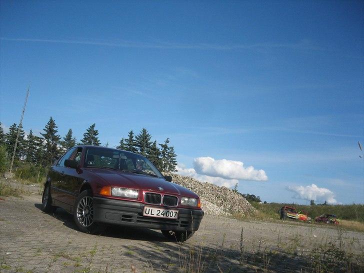 BMW E36 316i TOTALSKADET billede 1
