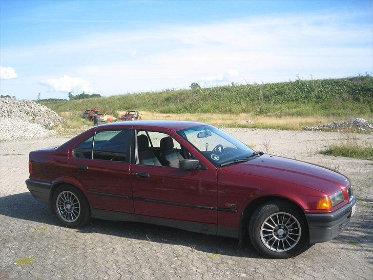 BMW E36 316i TOTALSKADET billede 3