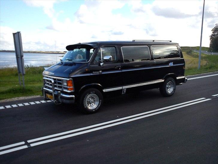 Dodge B250 Bus billede 1