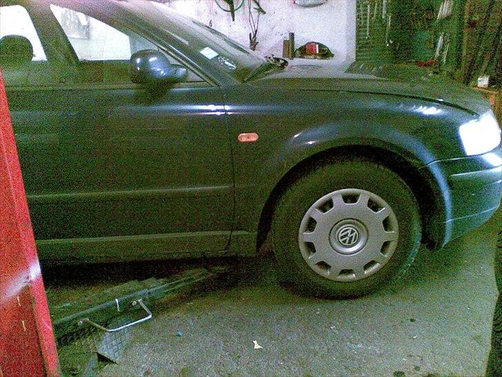 VW Passat - inden bilen blev sænket. ligner jo næsten en offroader :) billede 9