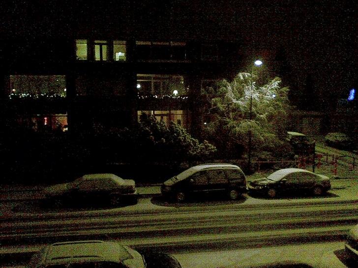 VW Passat - vinter 2010 med vinterdæk så er der ik langt ned til vejen :) billede 12