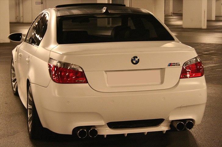 BMW E60 M5 V10 *SOLGT* - Lækker røv billede 3