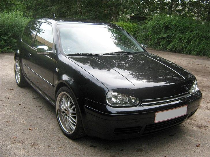VW Golf 4 *SOLGT* - Indfarvede håndtag plus lister og ny malet badboy hjelm. billede 12