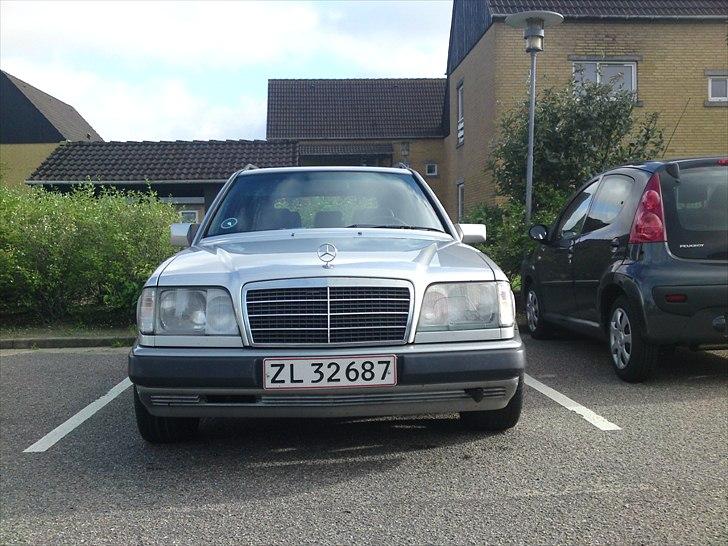 Mercedes Benz 124-230 TE - Den ser nu lidt rå ud fra den vinkel... billede 6