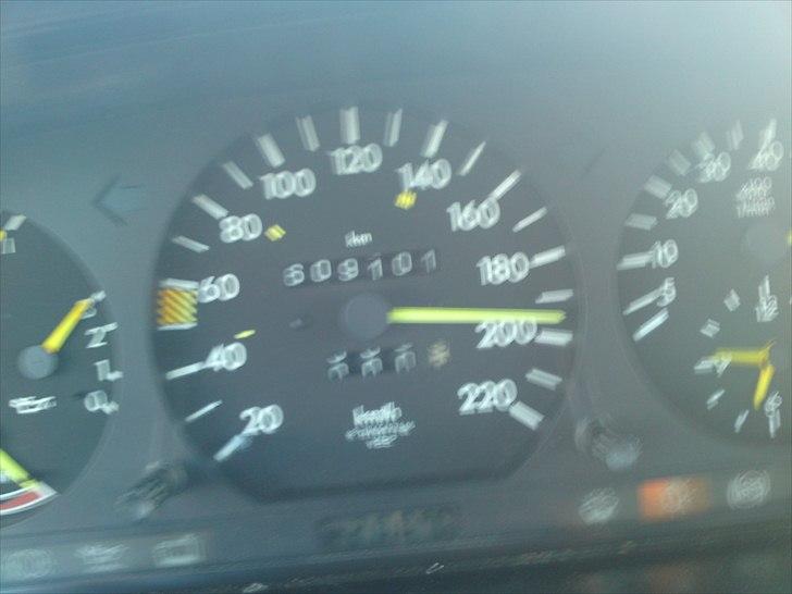 Mercedes Benz 124-230 TE - Ja ja, den kan jo godt sådan en gangsterslæde billede 18