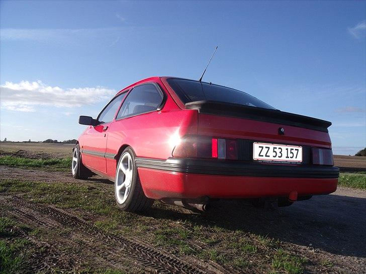 Ford Sierra MK1 - Nu med 8x16 Cosworth fælge og efter en sænkning :) billede 1