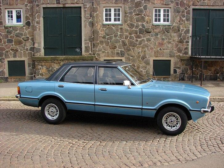 Ford Taunus 2.3 Ghia SOLGT - Fik sat de "nye" originaltilbehørs alufælge på igår........ Ufffff de er altså mere i min smag, end de originale Ghia fælge...  billede 5