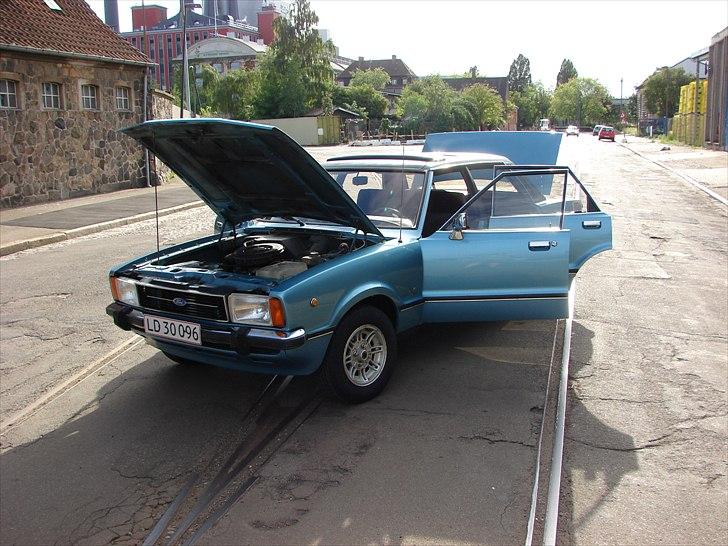 Ford Taunus 2.3 Ghia SOLGT - Klap så i!..... Den eneste klap, jeg har glemt at åbne, er benzinklappen!...... Medmindre handskerumsklappen også er en klap?..... Nej NU gik klappen sgu ned! Ih altså! ;-) billede 11