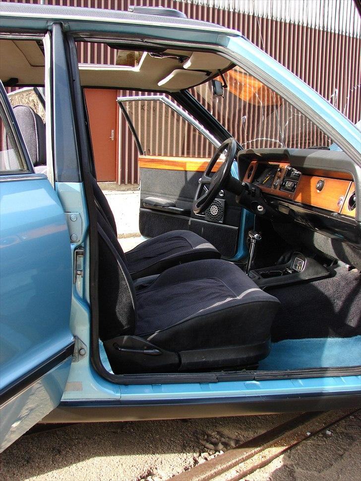 Ford Taunus 2.3 Ghia SOLGT - Velkommen indenfor....... Til et orgie i velour, træpaneler (IKKE i bornholmsk åndenød) og ægte 70ér stemning...... billede 14