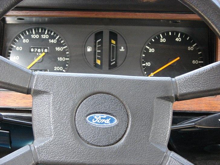 Ford Taunus 2.3 Ghia SOLGT - Instrumenteringen, med HURTIGvirkende tankmåler (den er hurtigst nedad! ;-), omdrejningstæller og det hele....... Men omdrejningstælleren er nu mest til pynt, da vognen jo er med siliconegear...... billede 16