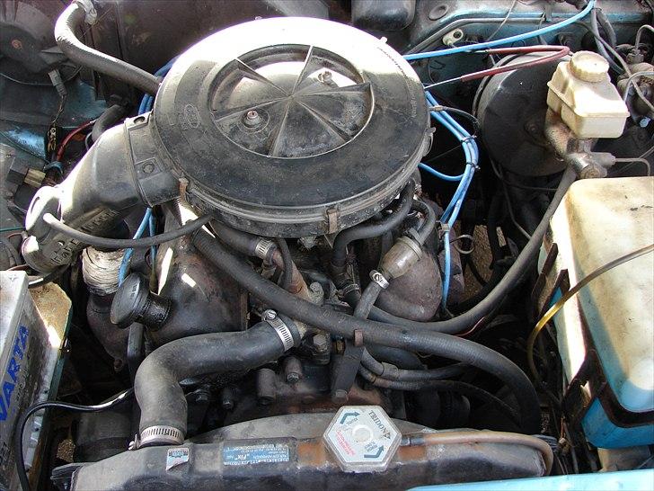 Ford Taunus 2.3 Ghia SOLGT - Maskinrummet..... Der kunne der MÅSKE være plads til lidt kosmetiske forbedringer..... Men men men, olie er godt imod rustangreb, og jeg skal jo ikke spise min middag dernede! ;-) billede 17