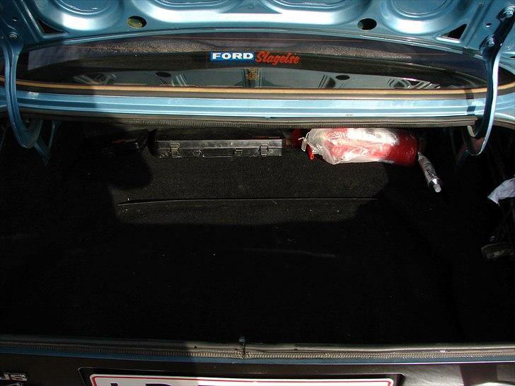 Ford Taunus 2.3 Ghia SOLGT - Bagagerummet er større end man lige tror. Og i Ghia modellen, er det rent faktisk tæppebeklædt - Hvorimod man kun fik en TARVELIG gummimåtte kastet i bagagerummet - af en blind, hvis man købte en Taunus 1.6 basis..... billede 18