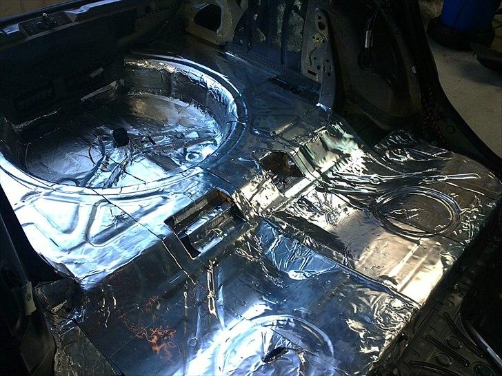 Seat Altea 2,0 TDI  **SOLGT** - Godt igang med bitumen-pladerne. billede 14