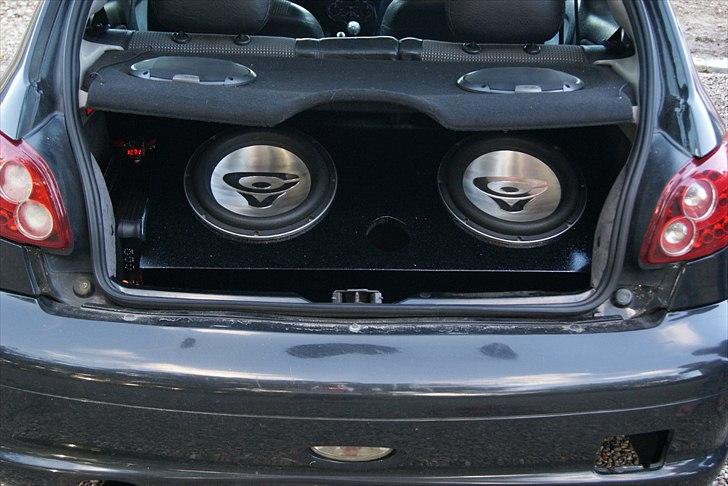 Peugeot 206 GTI TS4 Solgt - 2 stk. (: i 22 mm mds eller mdf plade (: limet hele vejen og skruet med 4 cm interval. godt 100 liter i alt og lakeret med silverflakes og chrom stykker med et lag klar lak så det skinder (: billede 8