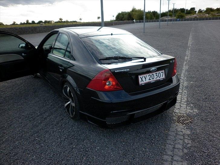 Ford Mondeo 2.5 v6 - Og så kom bagskørtet på.. Ikke nogen let operation.. Ihvertfald ikke noget man skal lade et værksted gøre da der hurtigt gå mange timer til at tilpasse det. -med mindre man da har for mange penge ;-) billede 15