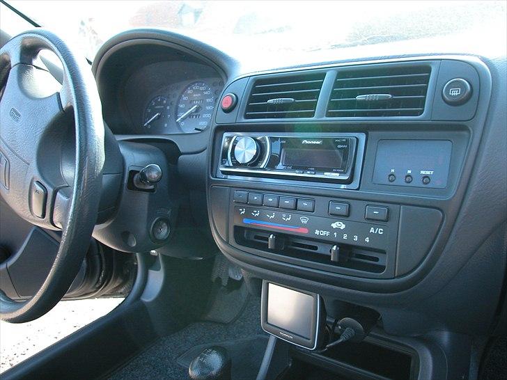 Honda Civic 1.6 i Coupe (solgt) - Navigation / gps fastmonteret i instrumentbord... Den sidder helt perfekt, og ses nemt og ubesværet under kørelsen ;) billede 13