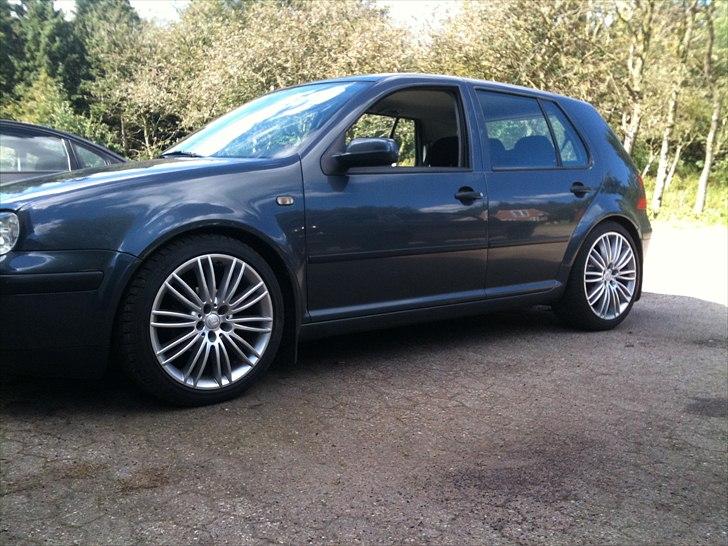 VW Golf IV 5 dørs "total skadet" - Bilen efter den er sænket 40/40 billede 18