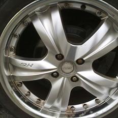 Mitsubishi colt '''Mitsu''' ( DØD )