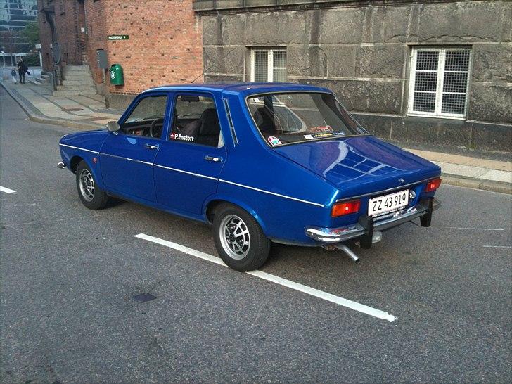 Renault 12 TS - Sjov lille vogn.... Og så kører den forbløffende godt, faktisk NÆÆSTEN som en moderne vogn... billede 2