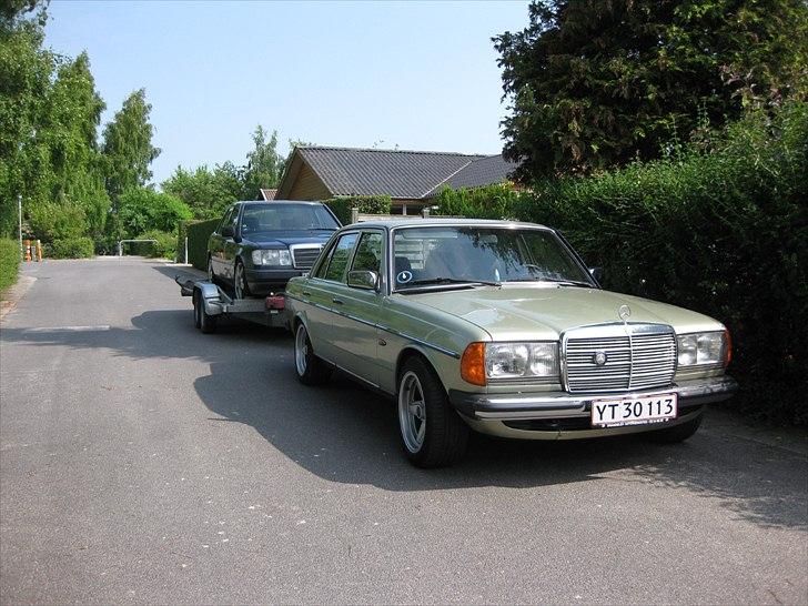 Mercedes Benz W123  - hmm jo det er w124 bag efter ,,,,, helår bilen ,,,, 260E ,,,, hentet i Esbjerg ,,,  smil  godkendt med 1890 kg på krogen ,,så det er lovligt ,,  billede 9