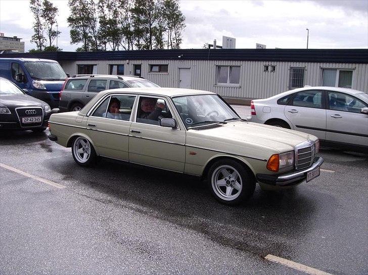 Mercedes Benz W123  - hmm Puttgarden på vej hjem ,,,, her er der meget øl i bilen ,,, der kørte jeg kun 140 km ´t hjem ad billede 11