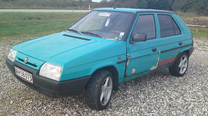 Skoda favorit 135 1,3 karbu. billede 3