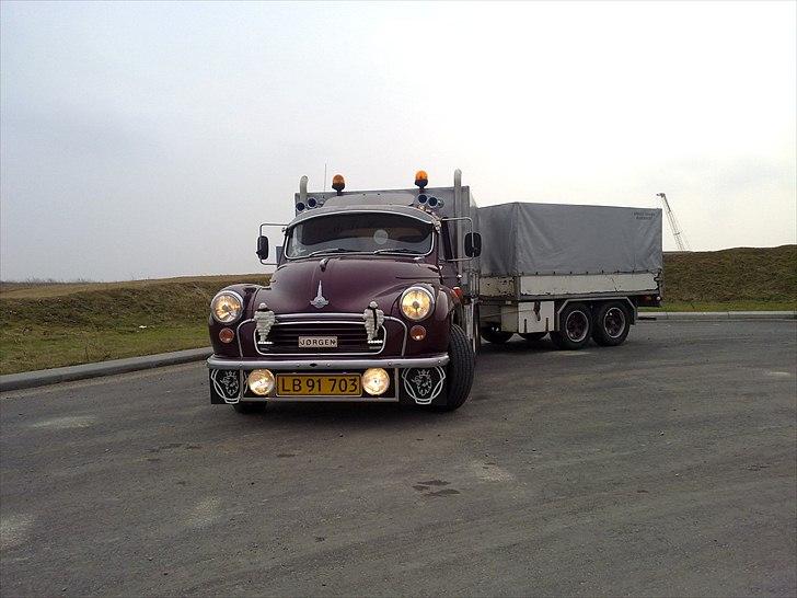 Austin-Morris Minor 1000 Pick-up. Mr Ti hunne. - SE VENLIGST ALLE BILLEDER
ENESTE MORRIS 1000 MED KÆRRE.
JEG HAR SELV STÅET FOR OPBYGNING AF DEN.
Trailer er indrettet med seng,garderobe, diodelys, rustik loft billede 2