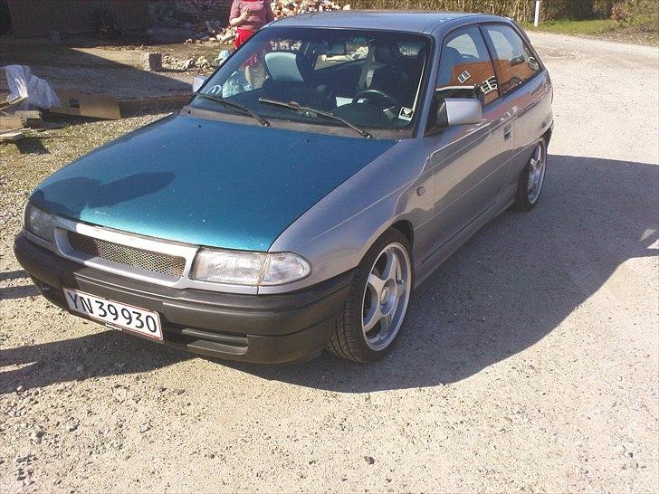 Opel Astra F (SOLGT) - der var en gang.. sidste dag ny synet og lige kommet til ombygning.. der er sket så meget siden den dag :P billede 18