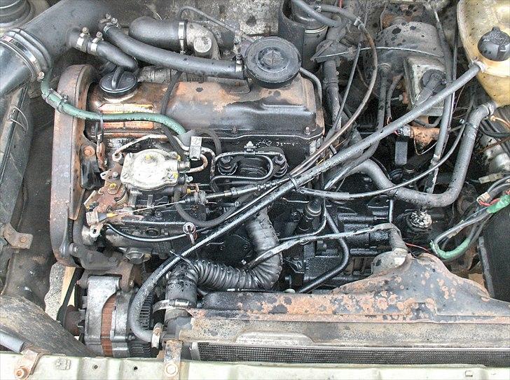 VW golf 1 gtd - nu van... - nej, motor er ikke malet sort, det er olie billede 2