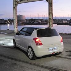 Suzuki Swift - Black'n white ( Solgt)