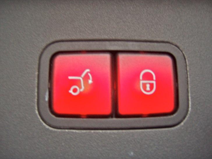 Mercedes Benz E320(Solgt) - Tryk på den med lås og bagklappen går ned og bilen låser billede 17