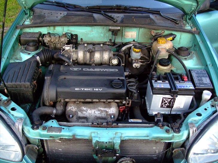 Daewoo Lanos 1,6 16V SX (Solgt) - Skal du frem i flokken, skal der stå Daewoo på blokken. (ps motorrummet er blevet totalt rengjort siden billedet blev taget. Der kommer snart et nyt) billede 10