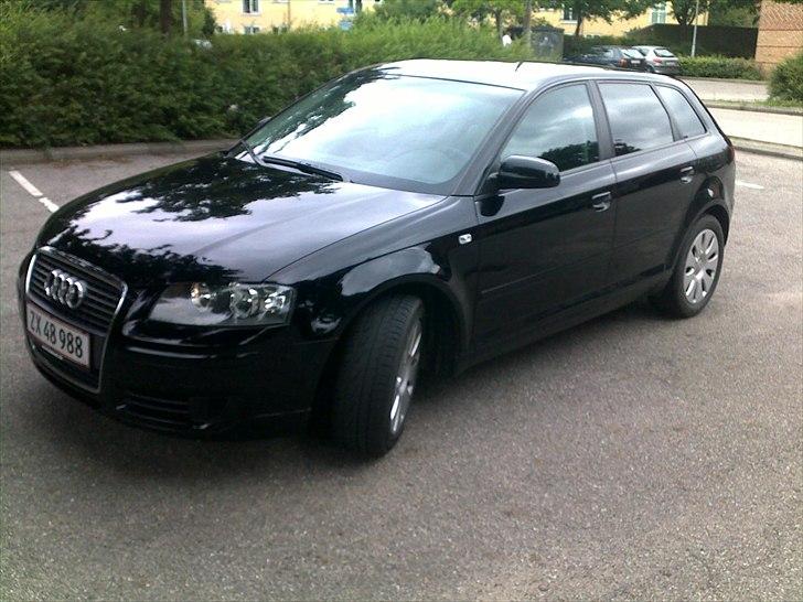 Audi A3 Sportback Attraction - Forfra fra siden i øjenhøjde billede 1