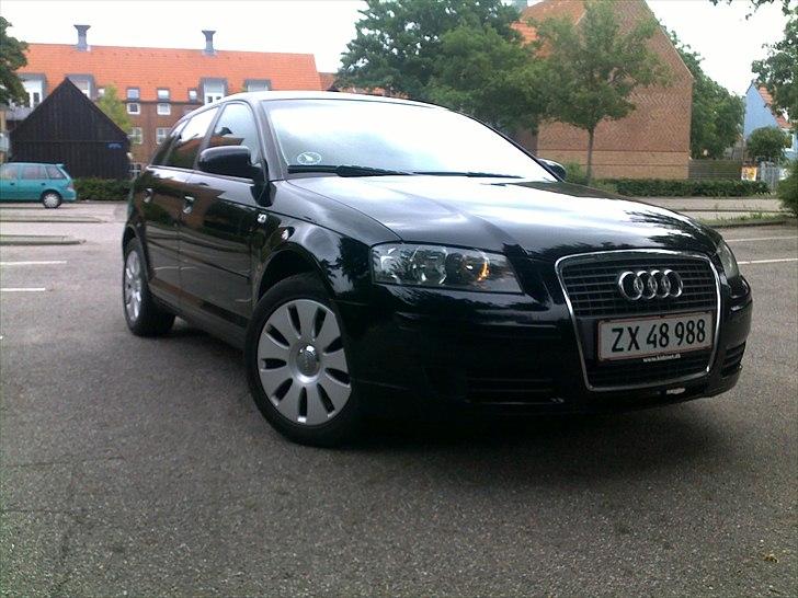 Audi A3 Sportback Attraction - Forfra fra siden på knæ billede 3