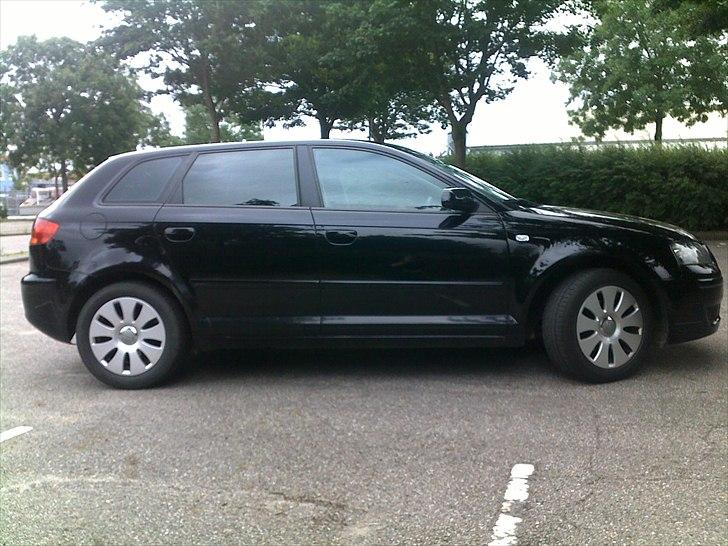 Audi A3 Sportback Attraction - Fra siden på knæ billede 4