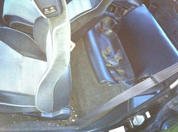 Honda CRX AS5 - "Bags.. host"... Nej, noget skumgummi med noget betræk. billede 12