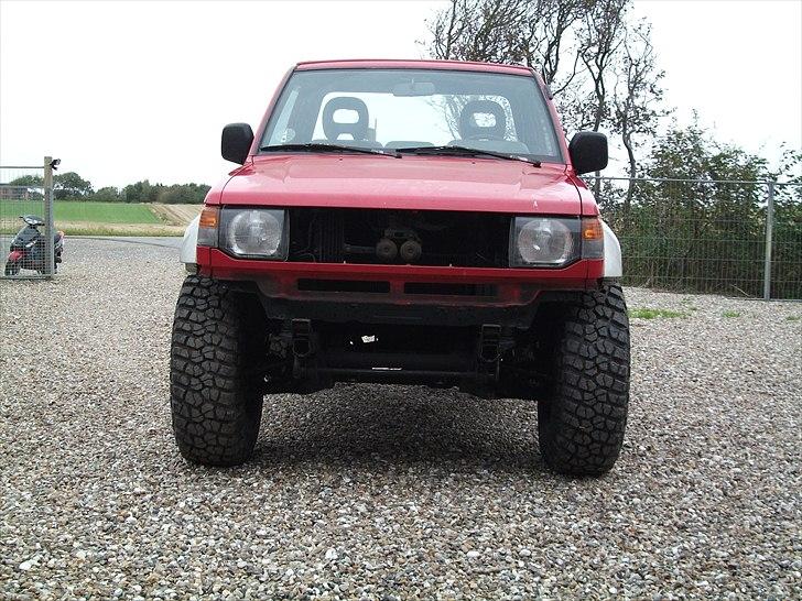 Mitsubishi pajero .. SOLGT - mangler kofanger , komer snart billede 8