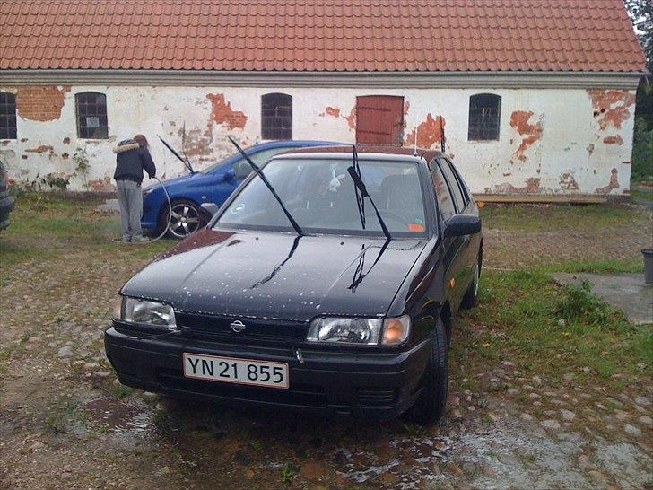 Nissan Sunny LX 1,4 Twin Cam (Skrottet) :'( - Vaskedag :) Vi skulle til træf om fredagen så han skulle jo skinne :D billede 12