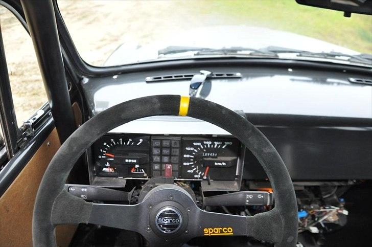 Land Rover Minor Rover V8 4x4 - Instrumenteringen stammer fra den tyske 1988 donorbil, men snart kommer der 100 mm speedo + omdrejningstæller samt fem forskellige 52 mm Smiths telemetrix-instrumenter. Lækkert .... billede 14