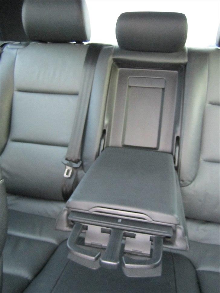 Audi A3 3,2 V6 Quattro - Skiklap som kan blive til et armlæn med kopholder. billede 10