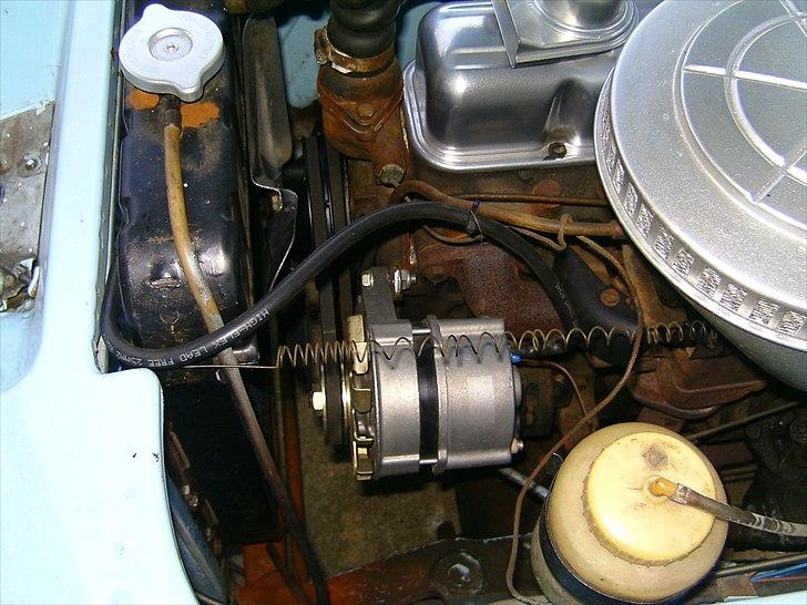 Opel Olympia rekord "Tøffe" *SOLGT* - 12v generator placeret over 6 volt dynamo, trangt men det gik ;o) billede 20