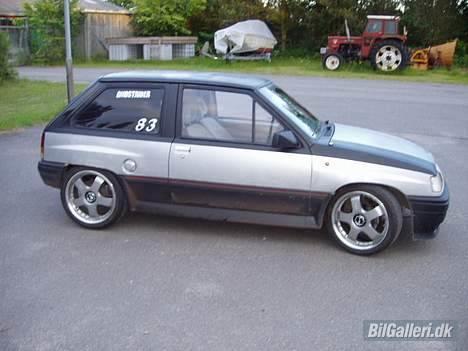 Opel Corsa A 17" - sideskørter fra en nissan sunny, tilpasset i båndpudser. billede 1
