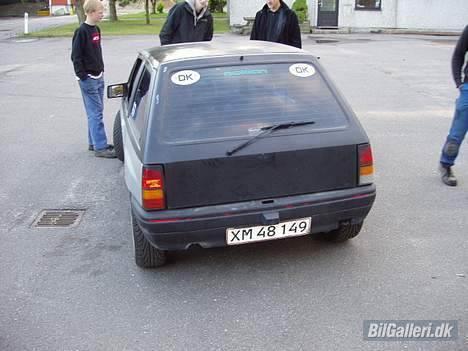 Opel Corsa A 17" - lukket bagklap, og ja viskeren er der, og den er praktisk. billede 3