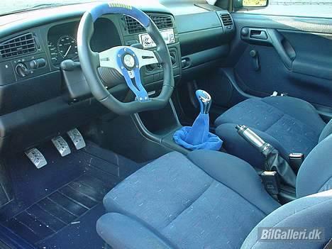 VW Golf 3 *SOLGT* - Efter billedet er taget er det kommet momo måtter i.  billede 7