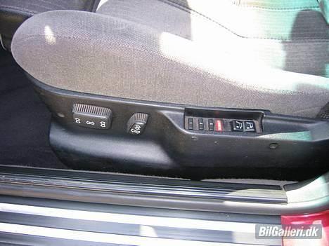 BMW 535i E34   #solgt# - El-justering af førersædet med de 3 memory-taster. Sæderne er fuldt justerbare: bunden kan vippes for og bag + højdejustering, puden forrest på sædet justeres med vippekontakten ved memory-knapperne og nakkestøtten køres op el. ned med ryglænets knap. billede 10