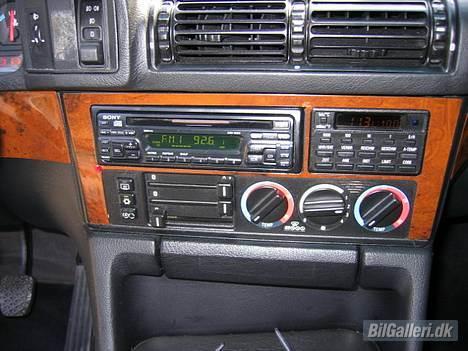 BMW 535i E34   #solgt# - Manuel air-condition (Aircon-knappen er den midterste af de 3 knapper nederst til venstre). Bordcomputer med bl.a. 2 forbrugsmålere, ude-temperatur, stopur og så videre... billede 13