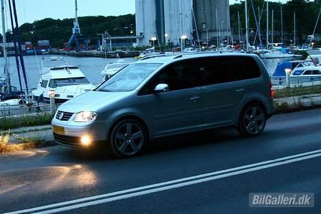 VW TOURAN 2.0 TDI -DSG-140HK - FRONTEN--skal måske lakeres sølv i bunden, hvis min maler kan få det til at hæfte! billede 1