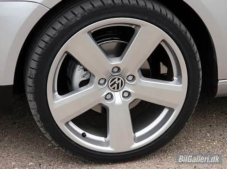 VW TOURAN 2.0 TDI -DSG-140HK - Kunne ikke få lov af forhandleren, at få bilen LEV. m 20", så 19*" er vel OK?? billede 4